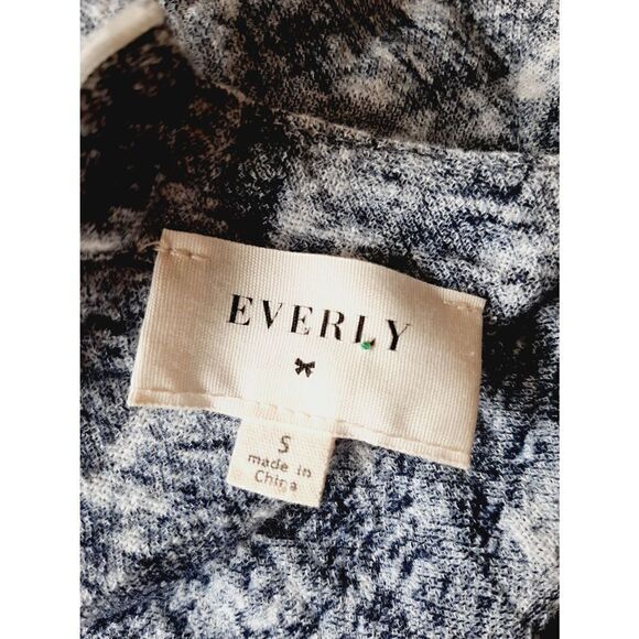 Everly linen blend blue lace up front sz small romper - Picture 3 of 4